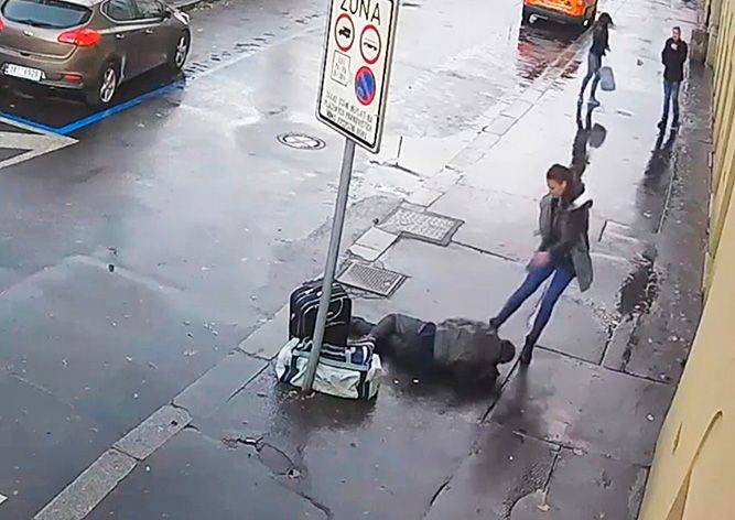 В Праге иностранка избила ногами пьяного мужчину: видео