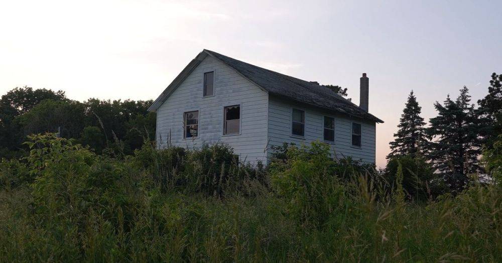 Жуткие "сокровища": блогер показал заброшенный дом, который застыл во времени (видео)
