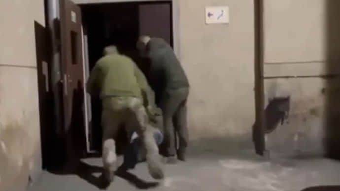 Во Львове проверят областной ТЦК и СП. Там избили и затащили силой мужчину