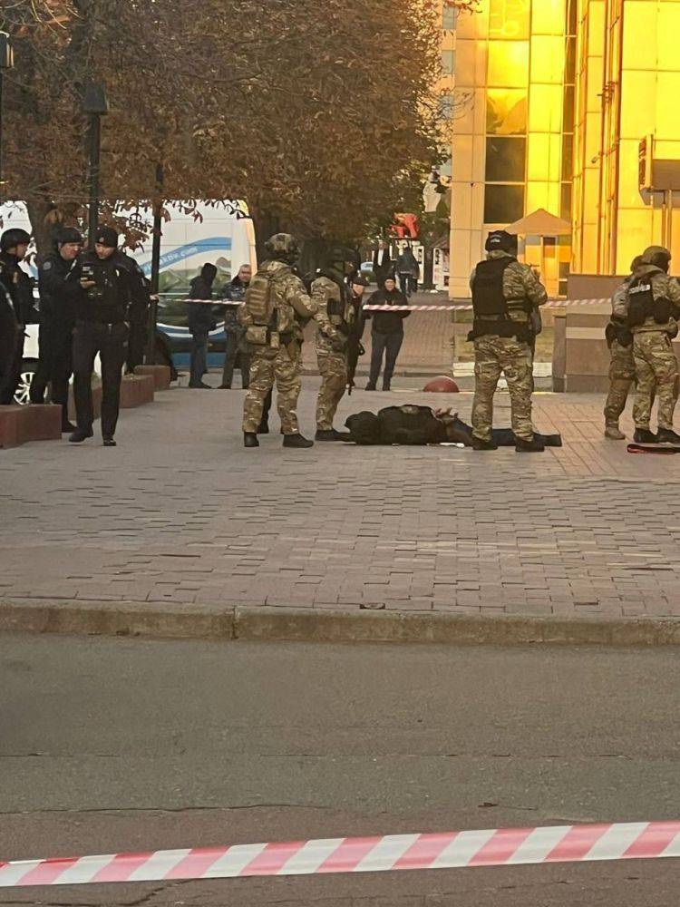 В Киеве вооруженный мужчина хотел захватить бизнес-центр - фото