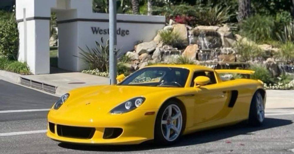 ДТП на $1,5 миллиона: знаменитый суперкар Porsche разбили и бросили прямо на улице (фото)