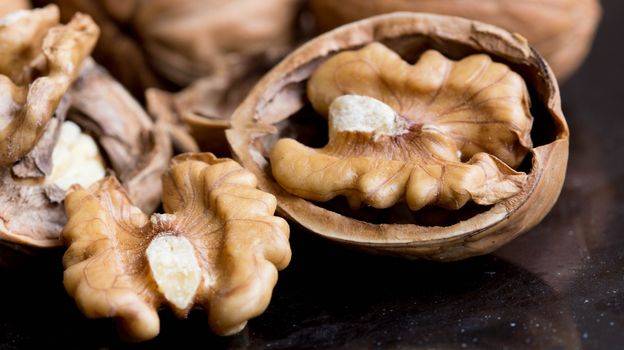 Хитрость, которой сотни лет: как быстро почистить грецкие орехи. Вы удивитесь результату