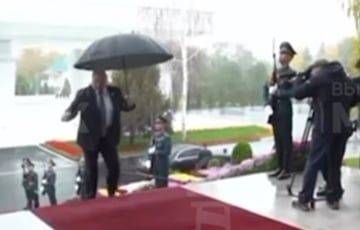 Порыв ветра едва не снес Лукашенко с лестницы в Бишкеке