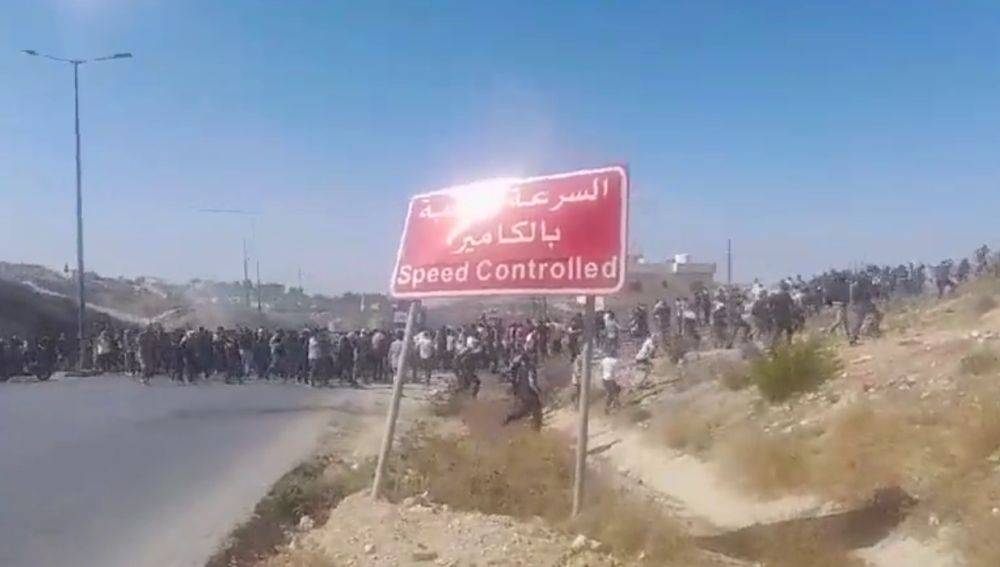 Арабы штурмуют границу Израиля с Иорданией