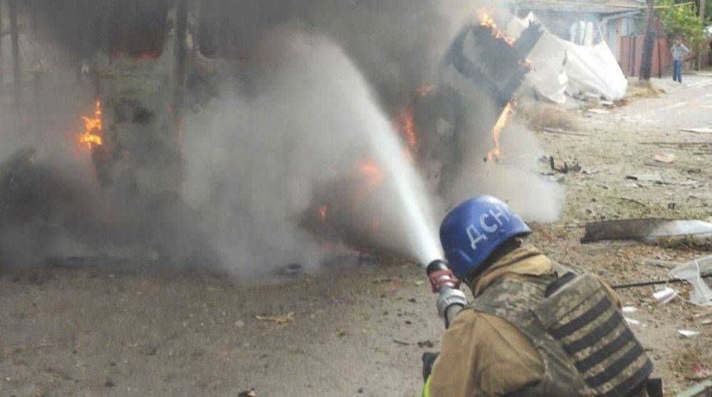 Рф ударила по спасателям в Никополе, которые тушили пожар после обстрела