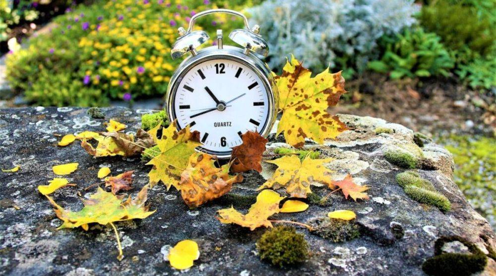 Украинцы в октябре перейдут на зимнее время: когда переводить часы
