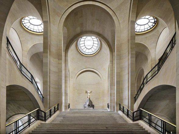 Парижский Лувр закрылся на день "по соображениям безопасности"