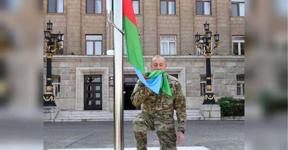 Алиев лично поднял флаг Азербайджана в Степанакерте