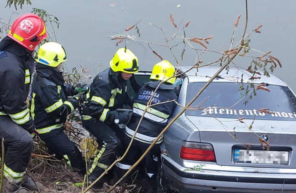 На Днепропетровщине в автомобиле нашли тела людей: машина была на расстоянии четырех метров от берега