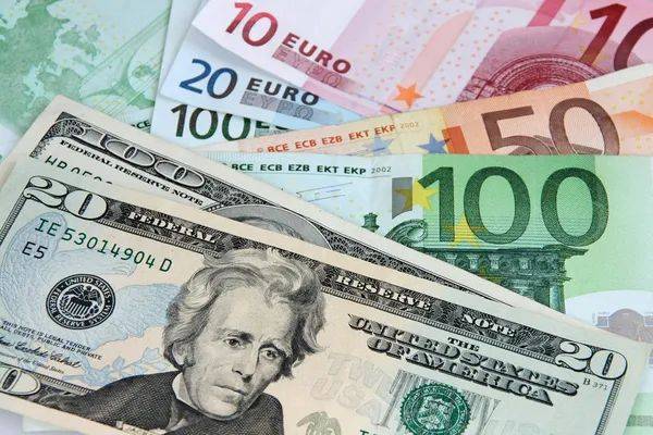 Курс валют НБУ: Доллар подешевел на три копейки
