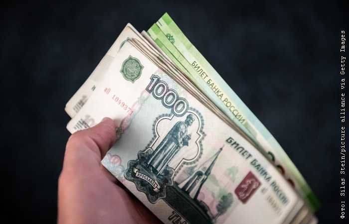 Рубль остался стабилен к доллару и юаню на фоне противоречивых факторов