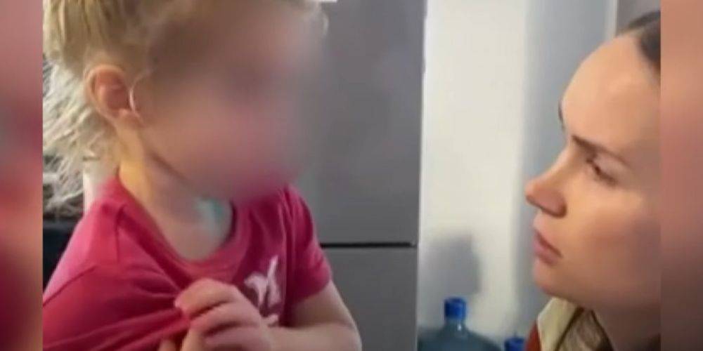 В Киеве воспитательницу детсада подозревают в избиении ребенка: у девочки на шее царапины и синяки