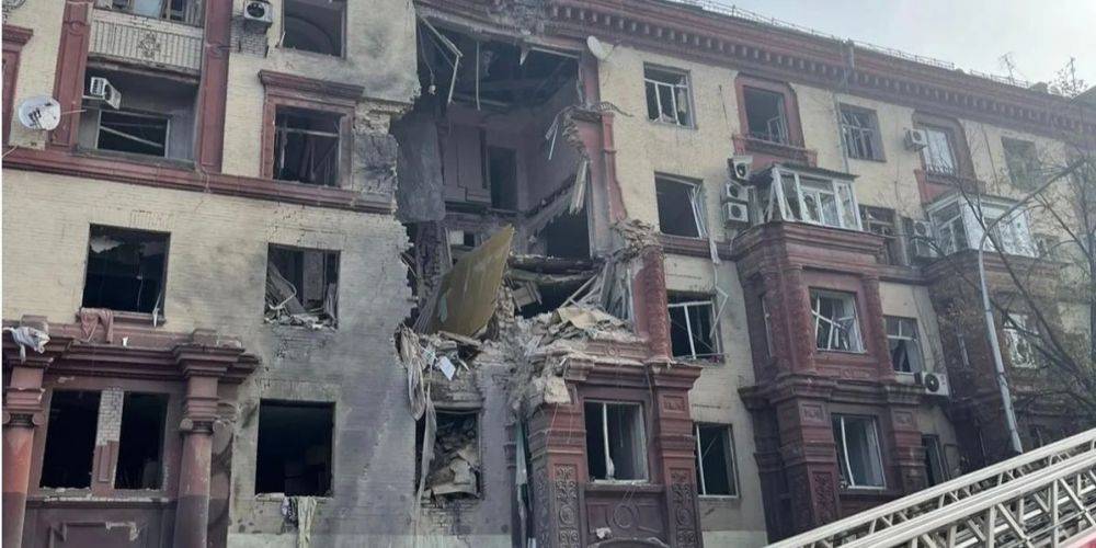 Спасатели предупредили об угрозе обвала конструкций дома в Запорожье, по которому ударила российская ракета