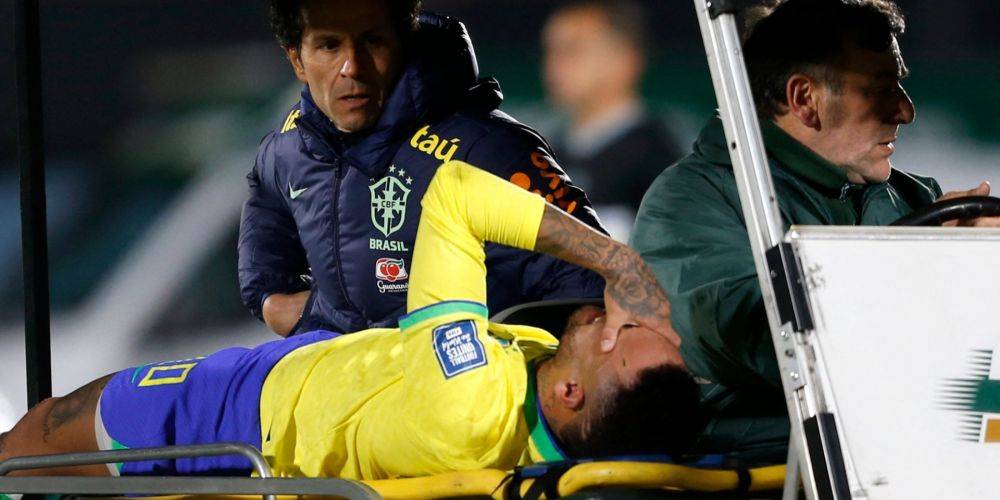 Может пропустить полгода. Неймар получил ужасную травму в матче за сборную Бразилии и покинул поле в слезах — видео