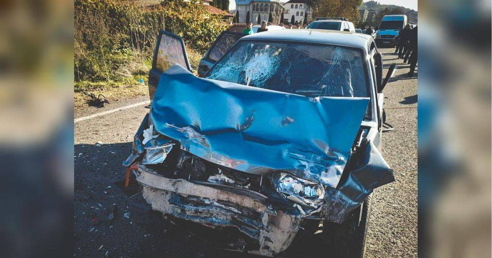 В автокатастрофе в Закарпатье погибли два человека и травмированы четверо детей (фото)