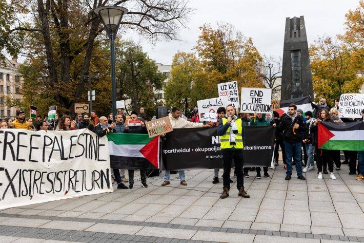 В Вильнюсе более ста человек прошли в молчаливом шествии в солидарность с палестинцами