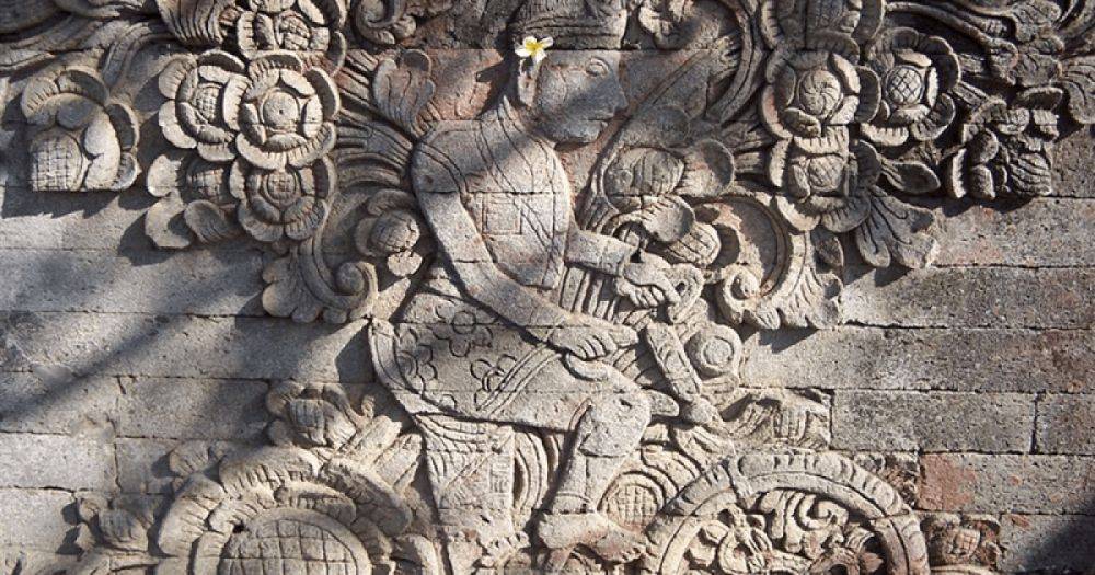 Древние индийцы путешествовали во времени: как гравюра с изображением велосипеда попала в храм (видео)