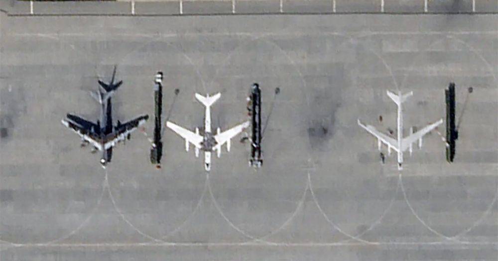 Россияне заменили бомбардировщики на аэродроме в Энгельсе нарисованными (ФОТО)