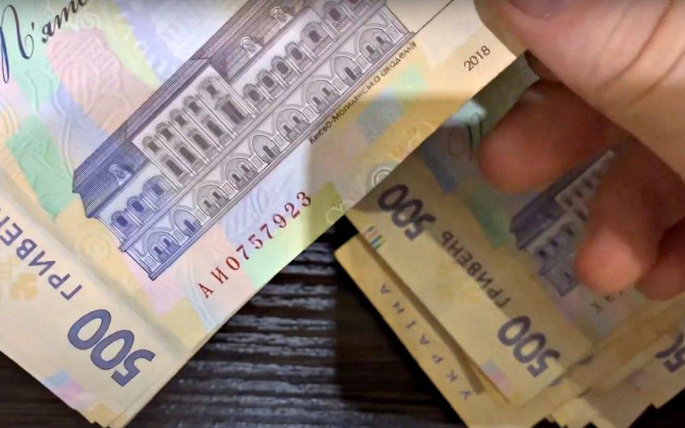 Украинцы получат выплаты сразу за два месяца: в Кабмине объяснили причину