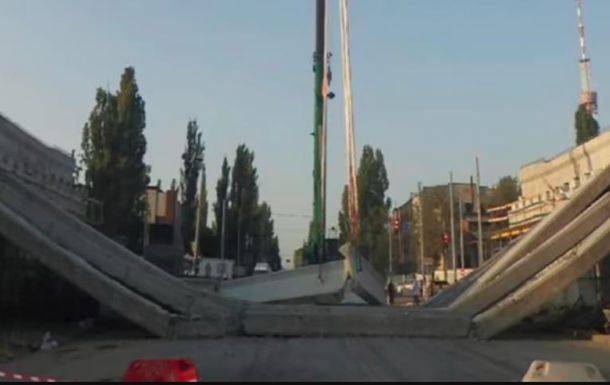 В Киеве открыли дело из-за обрушения моста
