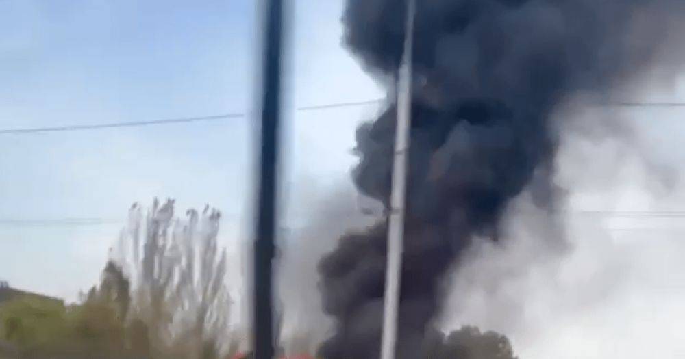 В оккупированном Донецке звучат взрывы: над городом поднялся черный дым (фото, видео)