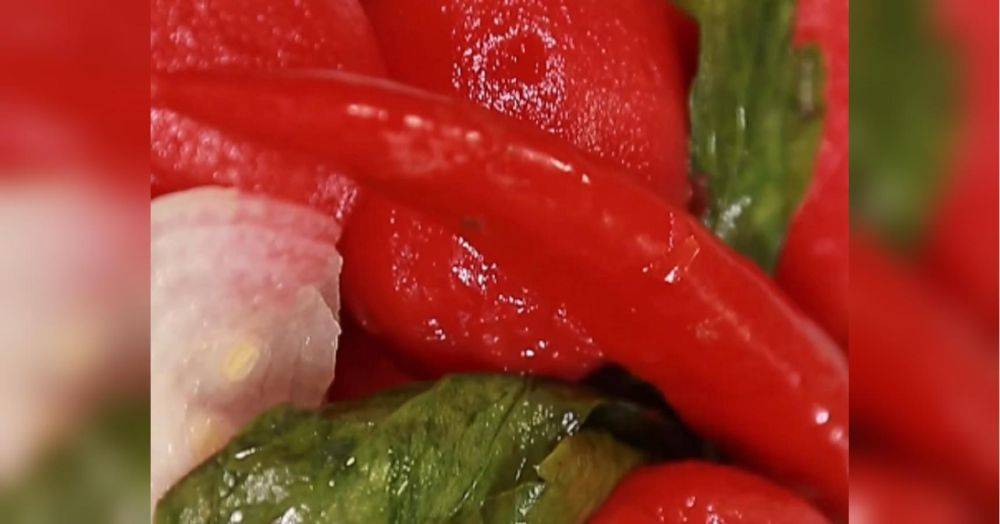 Квашенные помидоры без кожуры по рецепту Татьяны Литвиновой: проквашиваются за три дня, становятся «как будто мармелад» (видео)
