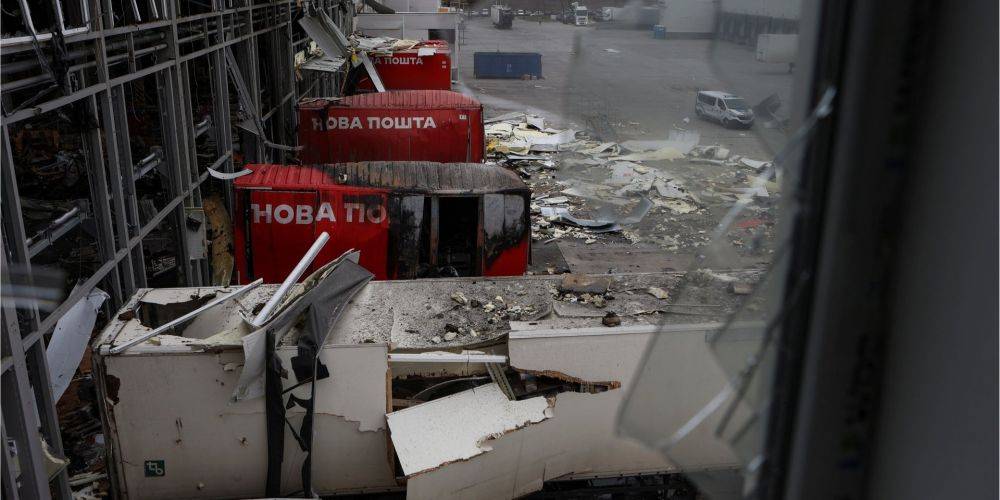 Работник Новой почты рассказал о первых минутах после удара по терминалу под Харьковом