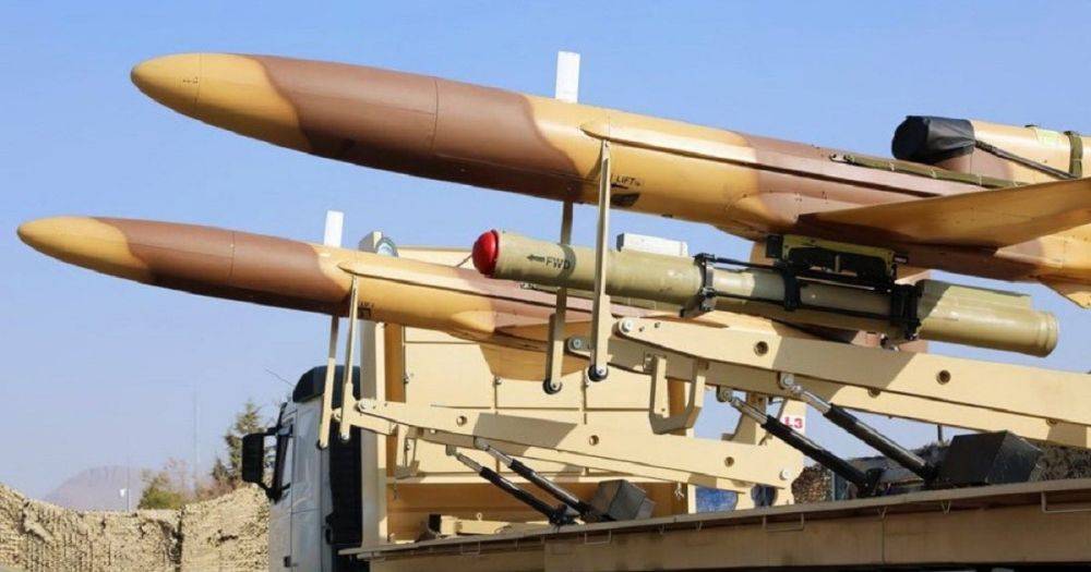 Истребитель ракет и беспилотников: армия Ирана "скрестила" дрон Karrar и ЗРК (видео)