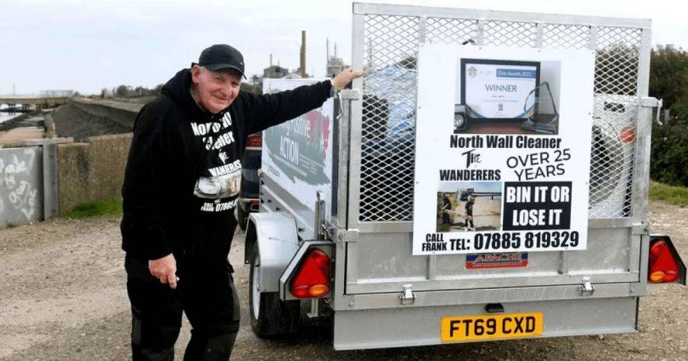 "Местный герой": британец, который 25 лет убирал чужой мусор, получил запрет (фото)