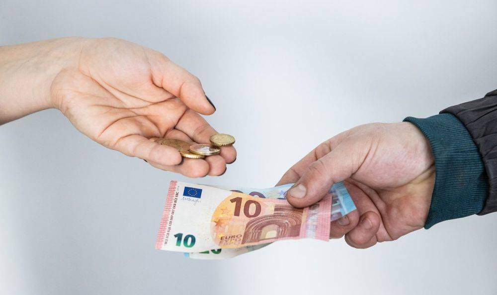 Опрос: в Литве 15% населения все еще рассчитывают наличными деньгами