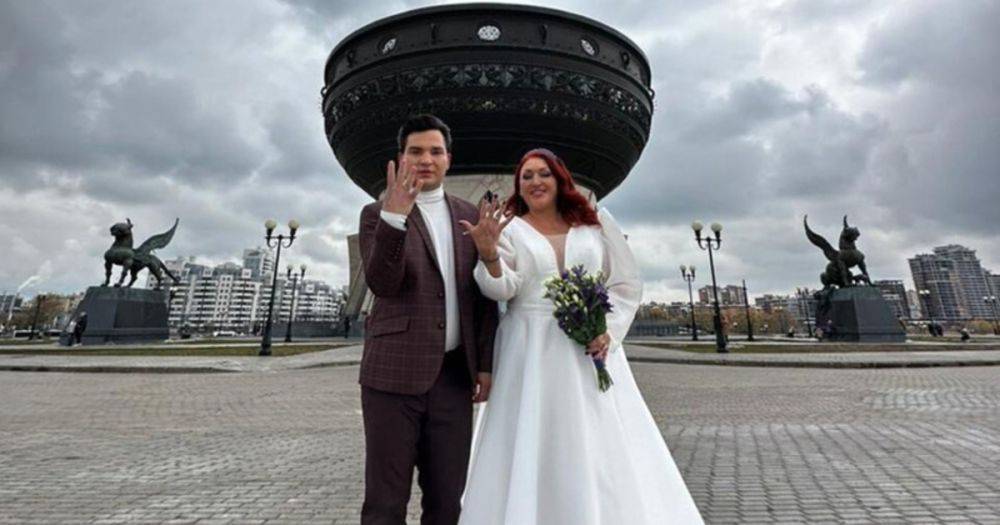 Старше на 31 год: в РФ учительница музыки вышла замуж за приемного сына (фото)