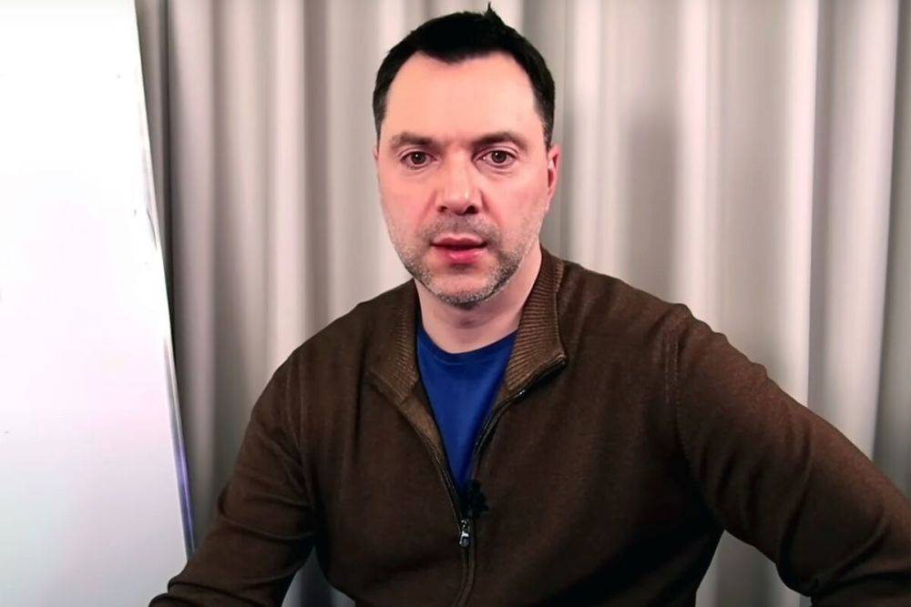 Арестович объяснил ограничение выезда из Украины в феврале 2022 – как у Зеленского объяснили запрет