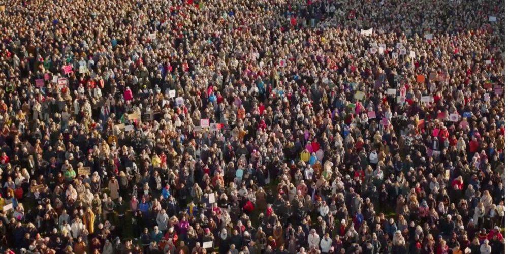В Исландии прошел крупнейший за полвека митинг женщин против неравенства. К нему присоединилась премьер-министр
