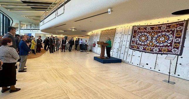 Таджикская национальная вышивка чакан представлена в Женеве