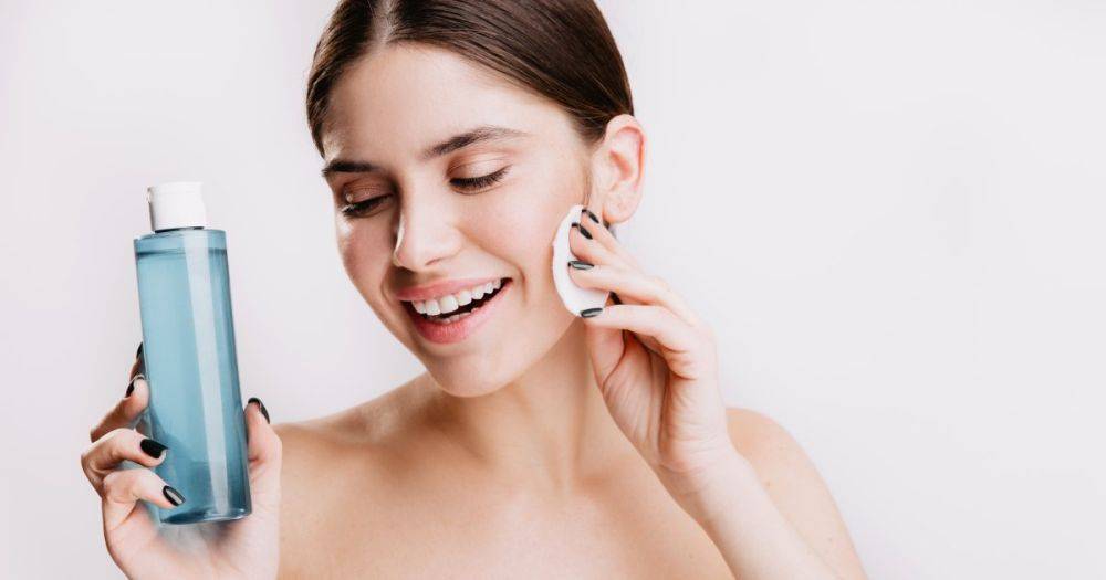 Нужно ли смывать тоник и мицеллярную воду: советы косметолога