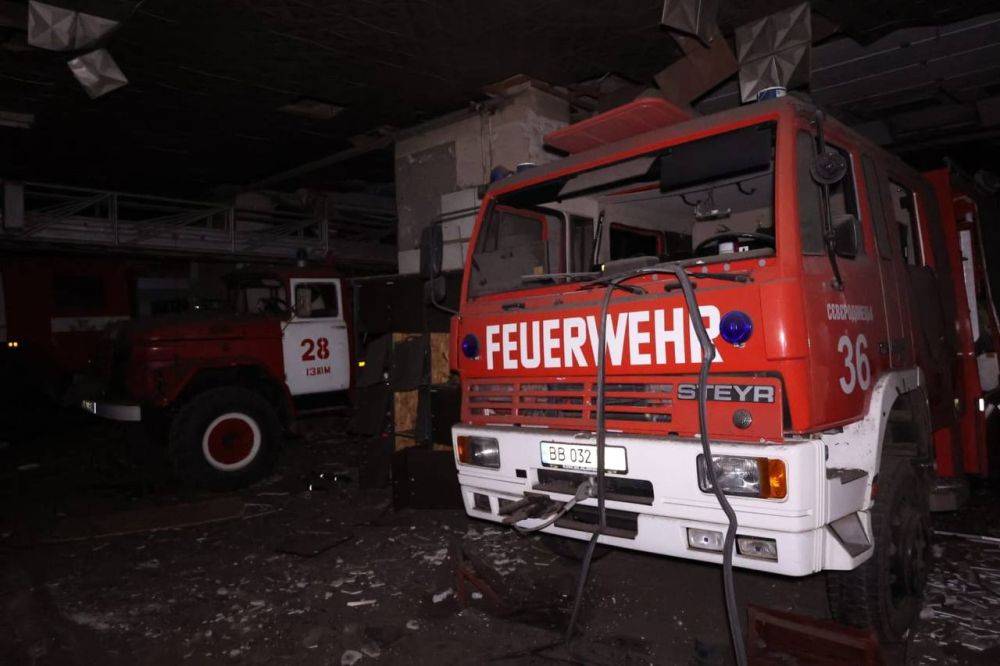 В Изюме разрушена пожарная часть - фото