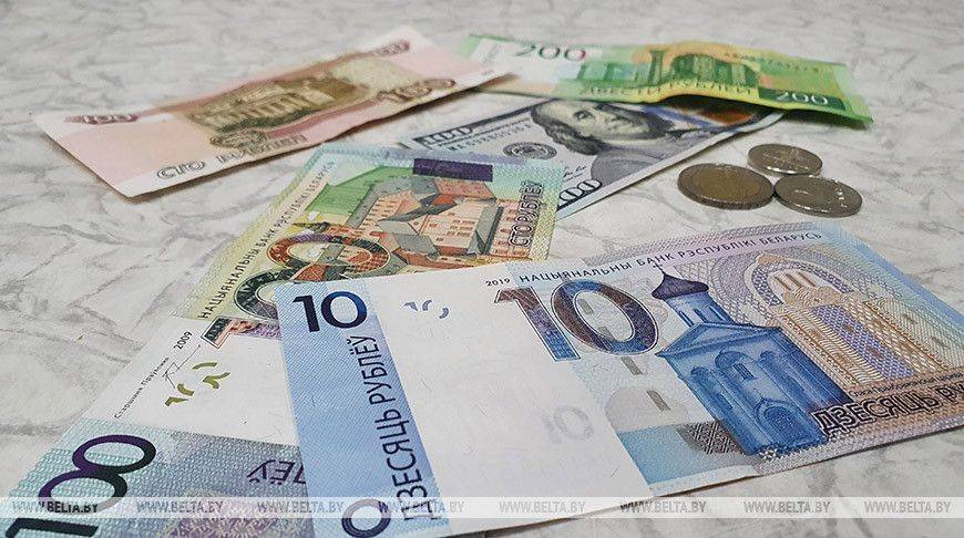 Белорусский рубль на торгах 27 октября ослаб к трем основным валютам