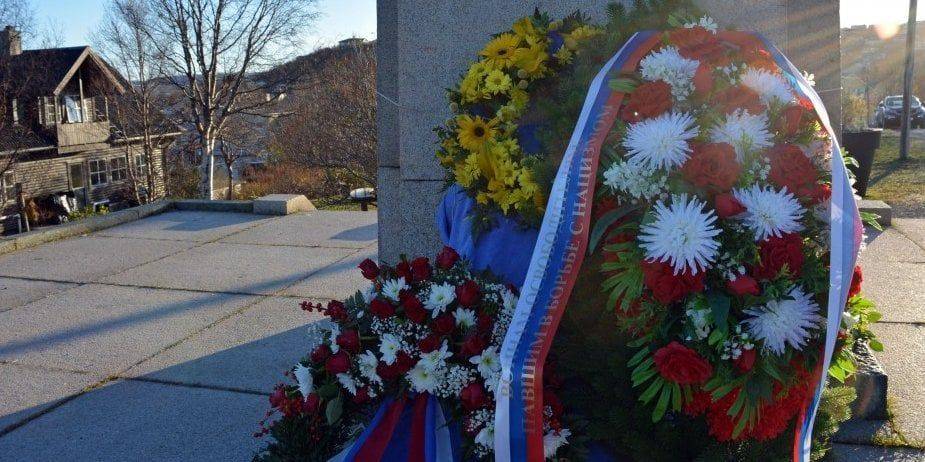 В Норвегии генконсул РФ наперекор просьбам жителей поставил возле мемориала венок в цветах российского флага
