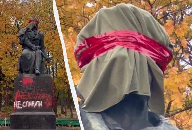 Деколонизация Украины – в Киеве Пушкина одели в российского пленника – видео