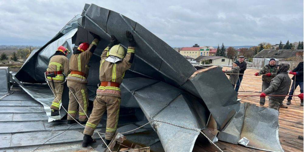 Из-за непогоды повреждена крыша Дубенского замка на Ривненщине: ГСЧС показала фото последствий