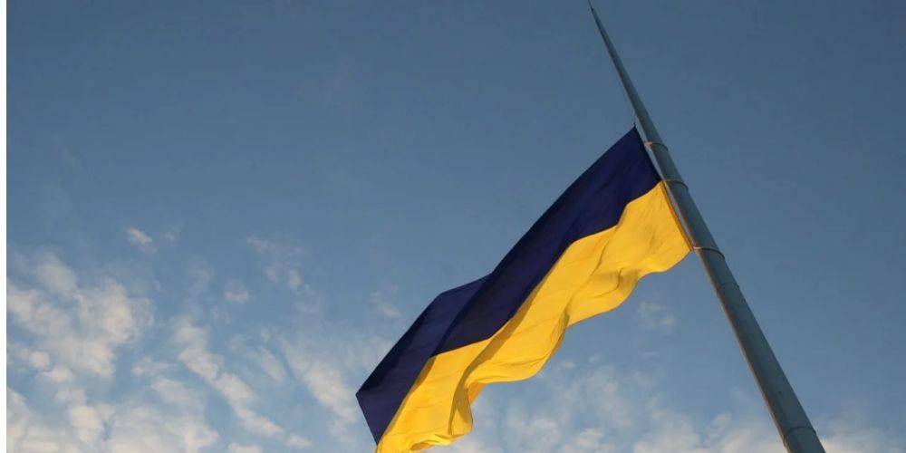 В Киеве непогода повредила самый большой флаг Украины