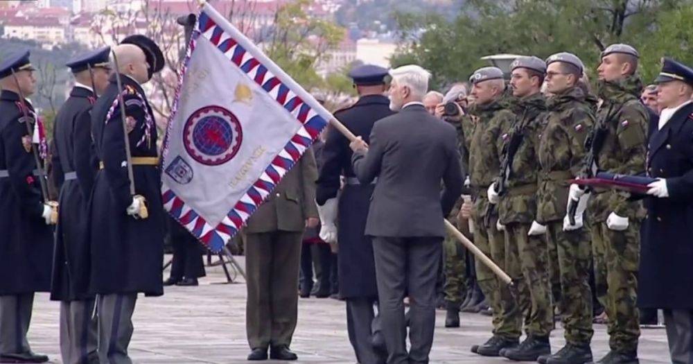 Неловкая ситуация: президент Чехии ударил военного флагом по голове и сбил фуражку (видео)