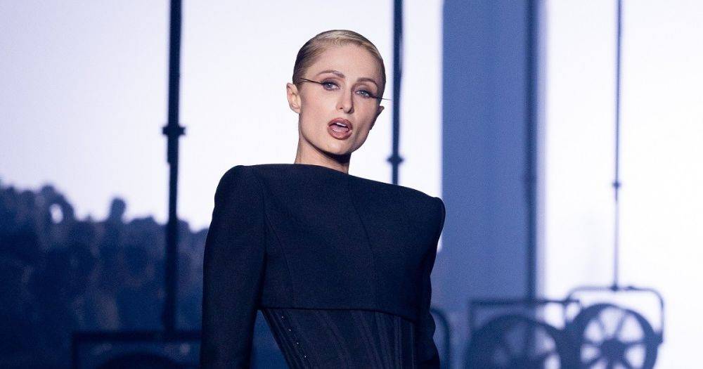 Пэрис Хилтон показала футуристический наряд на показе Mugler