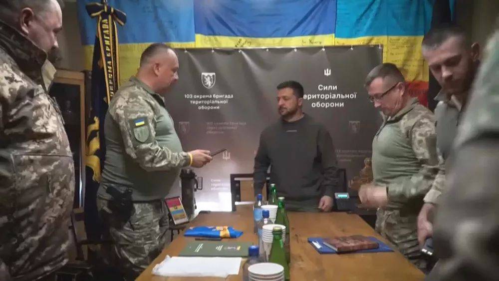 Зеленский посетил позиции украинских военных на одном из самых напряженных участков фронта