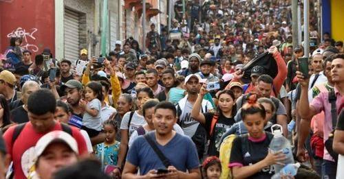 Марш мигрантов: около 5 тысяч человек отправились пешком от границы Мексики в сторону США