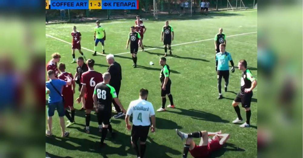 Били куда попало: украинские футболисты-любители устроили массовую драку во время матча (видео)