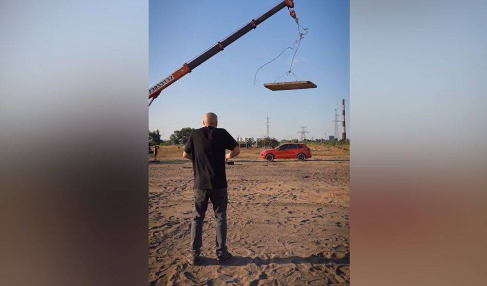 Украинский блоггер сбросил бетонную плиту на Porsche, вызвав возмущение: "Лучше бы отдал ВСУ"