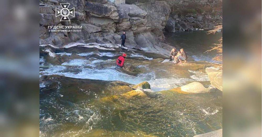 В Яремче чудом спасли ребенка, упавшего в известный водопад (фото, видео)
