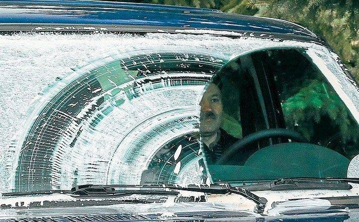 Многие не знали эту хитрость: для чего опытные водители обдают лобовое стекло газированной водой