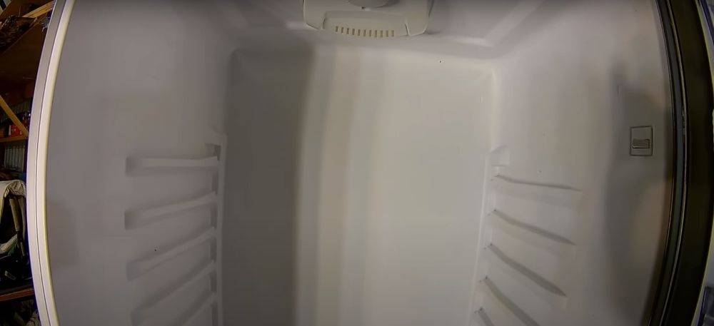 Поможет обычный фонарик: как продлить срок службы холодильника, выявив опасную проблему